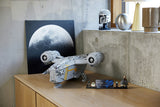 LEGO Star Wars 75331 – The Razor Crest – Razor Crest udstillet på en hylde
