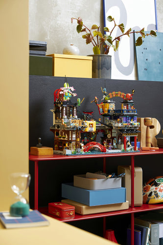 LEGO NINJAGO 71799 – NINJAGO Citys markeder – markedsmodellen udstillet på en reol