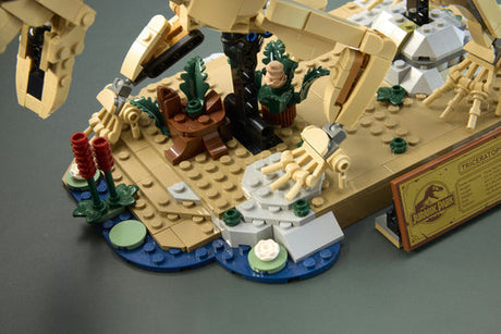 LEGO Jurassic World 77985 Triceratops-fossil – nærbillede af udstillingsbasen