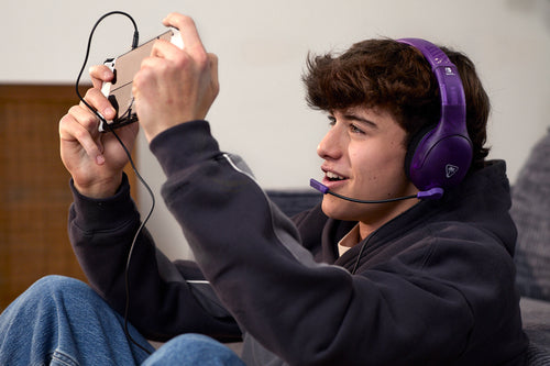 Turtle Beach Airlite Fit – Switch-headset – Ghost Purple – headset i brug; producentillustration
