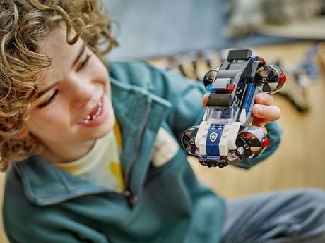 LEGO City 60457 – Specialværksted for politibiler – den ombyggede politibil holdes i hånden