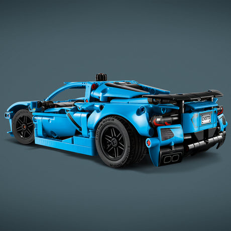 LEGO Technic 42217 – Chevrolet Corvette Stingray – Blå – den blå sportsvogn set skråt bagfra
