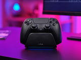 Trust GXT 255 – sort opladningsstander til PS5 – produkt i brug, øvrigt udstyr er illustration