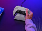 Trust GXT 255W – hvid opladningsstander til PS5 – produkt i brug, øvrigt udstyr er illustration