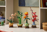 LEGO Botanicals 10369 – Japansk abrikostræ – blomstermodellen sammen med tre andre LEGO-plantesæt, som ikke medfølger