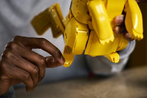 LEGO Pokémon 72152 – Pikachu og Poké Ball – Pikachus bevægelige lemmer set tæt på
