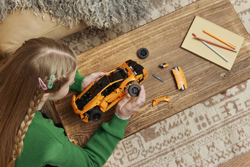 LEGO Technic 42196 – Lamborghini Huracán Tecnica – Orange – bilmodellen undersøges under byggeri