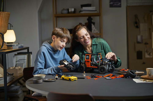 LEGO Technic 42177 Mercedes-Benz G 500 – byggeprojekt ved bordet