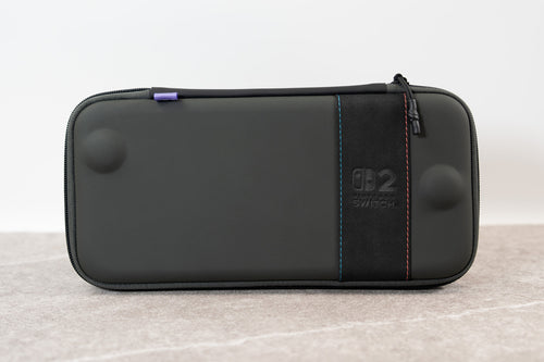 Turtle Beach PlayTrek Slim – Switch 2-etui – Charcoal Black – etui på bord