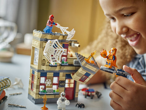 LEGO Marvel Spider-Man 76317 – Peter Parkers lejlighed – minifigurer og spind på bygningen
