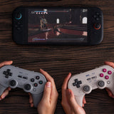 8BitDo Pro 3 Bluetooth – G Classic-controller med dock – To controllere i brug som eksempel, én medfølger