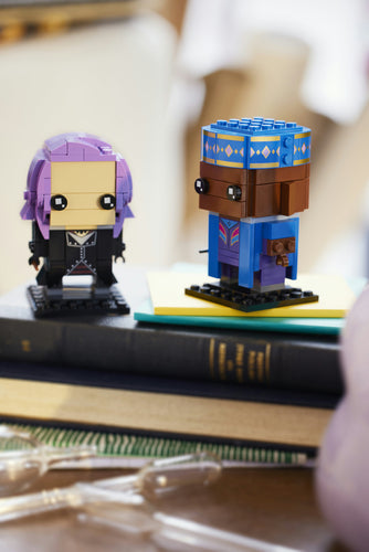 LEGO BrickHeadz 40618 – Kingsley Shacklebolt og Nymphadora Tonks – Kingsley og Tonks udstillet på hver sin byggeplade