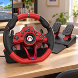 HORI Mario Kart Racing Wheel Pro Deluxe – rat og pedaler – Switch 2 – stemningsbillede