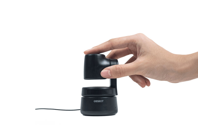 OBSBOT Tiny-webcam med kamerahoved justeret med hånden